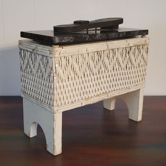 Vintage 1950s White Wicker Shoe Shine Box Stand - Picture 4 of 11